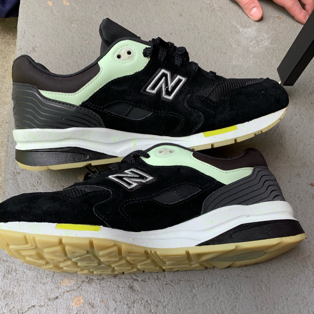 Men’s new balance sneakers